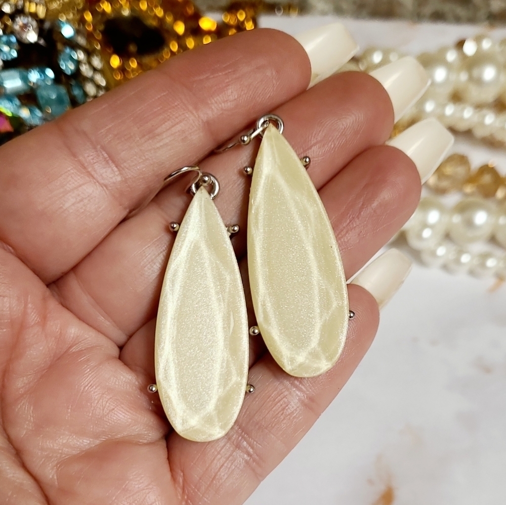 Irresdescent Ivory Teardrop Dangle Silver Earrings